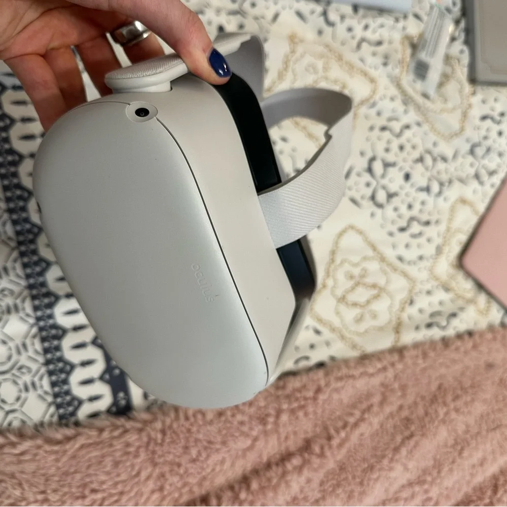 Oculus QUEST 2: VR Headset + carrying case